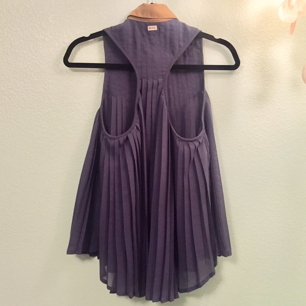Rvca Racerback pleated Top. - Picture 3 of 4